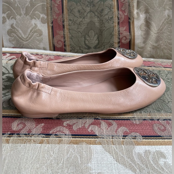 Tory Burch Claire Ballet Flat Women. Light sand/ silver/ gold. Size 8.5 Women - Picture 6 of 6